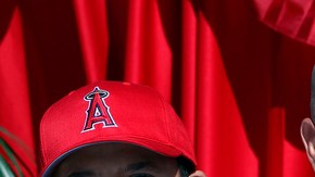 Pujols en su arribo a Anaheim en diciembre.