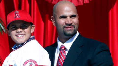 Pujols en su arribo a Anaheim en diciembre.