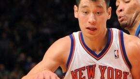 El jugador de los Knicks, Jeremy Lin (i), disputa el balón con Shawn Marion (d) de los Mavericks.