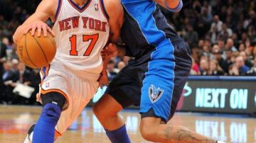 El jugador de los Knicks, Jeremy Lin (i), disputa el balón con Shawn Marion (d) de los Mavericks.