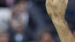 Federer alza su primer trofeo del año y saluda a sus seguidores.