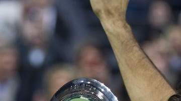 Federer alza su primer trofeo del año y saluda a sus seguidores.