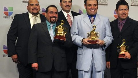 La agrupación Intocable posó el pasado jueves con el galardón Álbum del Año, 'Intocable 2011', durante la ceremonia de entrega de Premios Lo Nuestro que se celebró en Miami.