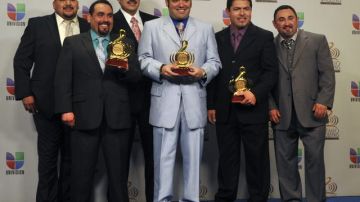 La agrupación Intocable posó el pasado jueves con el galardón Álbum del Año, 'Intocable 2011', durante la ceremonia de entrega de Premios Lo Nuestro que se celebró en Miami.