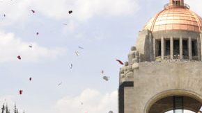 Una persona disfrazada del Chavo del Ocho posó ayer como parte del homenaje a 'Chespirito'.