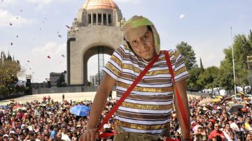 Una persona disfrazada del Chavo del Ocho posó ayer como parte del homenaje a 'Chespirito'.