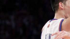 Jeremy Lin (izq.) felicita a Steve Novak por anotar  3 puntos.