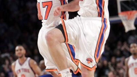 Jeremy Lin (izq.) felicita a Steve Novak por anotar  3 puntos.