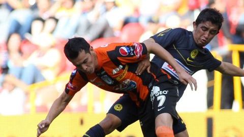 El delantero Christian Bermúdez (der.), de las Águilas, y Daniel Arreola, del Pachuca, se enfrascan en una lucha por el esférico.