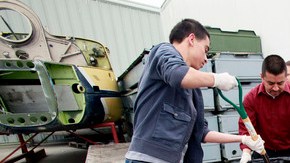 Miembros de todas las edades de la Iglesia Cristiana Peniel de Wilmington barren las calles cerca de la avenida Marine y la calle G con equipo donado por Keep America Beautiful.