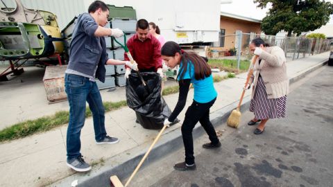 Miembros de todas las edades de la Iglesia Cristiana Peniel de Wilmington barren las calles cerca de la avenida Marine y la calle G con equipo donado por Keep America Beautiful.