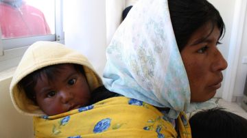 Una mujer Tarahumara espera ser atendida con sus hijos en una clínica de Carichi, Chihuahua. La región padece una sequía severa.