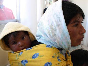 Una mujer Tarahumara espera ser atendida con sus hijos en una clínica de Carichi, Chihuahua. La región padece una sequía severa.