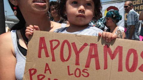 Maria Echeri con su hija de dos años Victoria durante una protesta en Los  Ángeles en julio para demostrar apoyo a los reos entonces en huelga de hambre.
