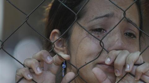 Familiares siguen esperando la identificación y entrega de sus  seres queridos, fallecidos en la cárcel de Comayagua.