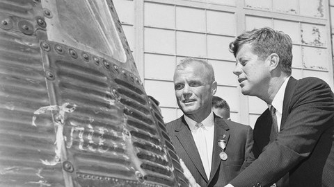 Foto de archivo del 23 de febrero de 1962, muestra al astronauta John Glenn, izq. junto al presidente John F. Kennedy.