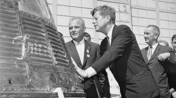 Foto de archivo del 23 de febrero de 1962, muestra al astronauta John Glenn, izq. junto al presidente John F. Kennedy.