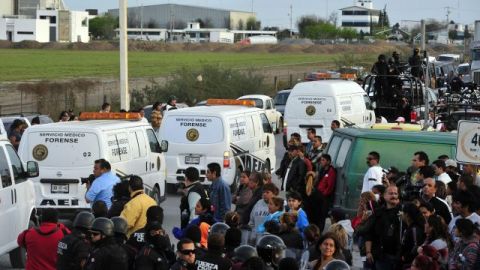 Ambulancias del servicio médico forense transportan el domingo 19 de febrero los cadáveres de los 44 muertos.