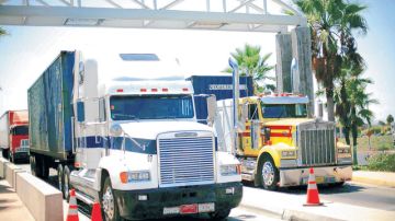 Varios camiones mexicanos son  revisados por la patrulla de caminos en la zona de Otay Mesa.