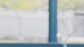 Albert Pujols aparta algunas bolas luego de su primera práctica de bateo en el Estadio Temple Diablo.