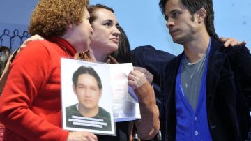 El actor mexicano Gael García Bernal conversa con activistas de la campaña contra la violencia en México "Ponte en los Zapatos del Otro y de la Otra".