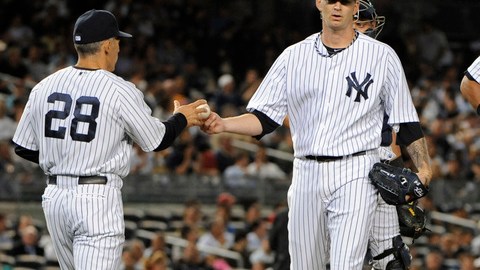 AJ Burnett (centro) deja el montículo después de otra mala salida con los Yanquis. Ésta fue una escena repetida a su paso por Nueva York.