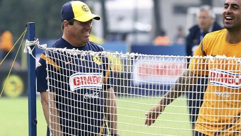 Miguel Herrera es todo sonrisas porque ya ganó en el Azteca y porque recupera al 'Rolfi' Montenegro (der.) para el próximo juego.