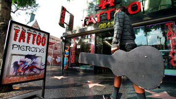 Tres  hombres fueron apuñalados frente al salón LA Tattoo de Hollywood el domingo.