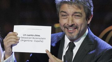 El actor argentino Ricardo Darín entregó y recogió el Goya a la mejor película Iberoamericana, 'Un cuento chino'.
