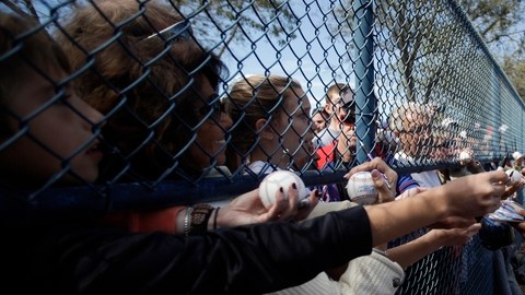 El cerrador Mariano Rivera, aparece firmando autógrafos, a su llegada ayer al campo de entrenamiento de los Yankees, en Tampa.