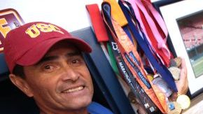 El maestro Art Rodríguez presume sus medallas ganadas en 19 maratones.