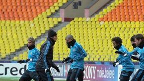 Jugadores del Real Madrid realizan ejercicios de calentamiento en la práctica de reconocimiento al Estadio Luzhnikí de Moscú.