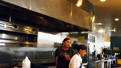 El Homegirl Café emplea principalmente a mujeres, la mayoría expandilleras o adictas de Boyle Heights, y les ofrece un programa de capacitación que les permite hacer una pasantía en otros restaurantes.