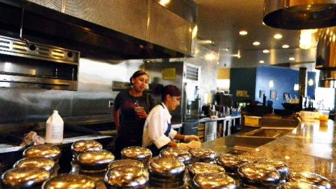 El Homegirl Café emplea principalmente a mujeres, la mayoría expandilleras o adictas de Boyle Heights, y les ofrece un programa de capacitación que les permite hacer una pasantía en otros restaurantes.