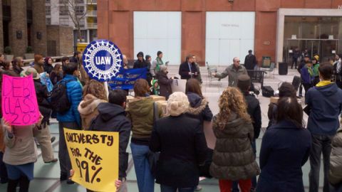 Los estudiantes temen que el proyecto endeudará a la universidad .