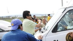 Familiares de reos del penal de Apodaca  chocan con la policía tras no obtener información sobre la situación de los reclusos luego del motin del domingo.