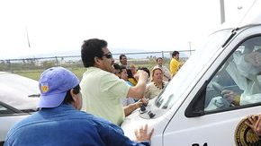 Familiares de reos del penal de Apodaca  chocan con la policía tras no obtener información sobre la situación de los reclusos luego del motin del domingo.