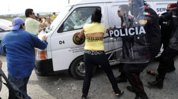 Familiares de reos del penal de Apodaca  chocan con la policía tras no obtener información sobre la situación de los reclusos luego del motin del domingo.