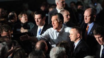 El  precandidato presidencial republicano Mitt Romney (c) saluda a sus seguidores durante un acto de campaña  en Atlanta, Georgia.