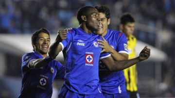 El jugador Edixon Perea (c) del Cruz Azul celebra una anotación ante el deportivo Táchira de Venezuela.