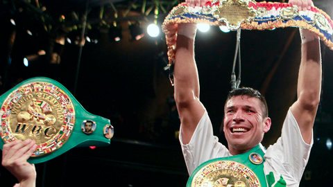Sergio  Martínez celebra con sus dos coronas el triunfo sobre el alemán Sergiy Dzinziruk, ante quien defendió su título de peso mediano.