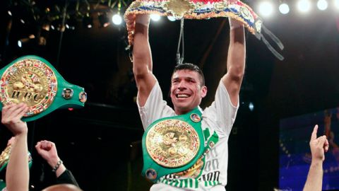 Sergio  Martínez celebra con sus dos coronas el triunfo sobre el alemán Sergiy Dzinziruk, ante quien defendió su título de peso mediano.