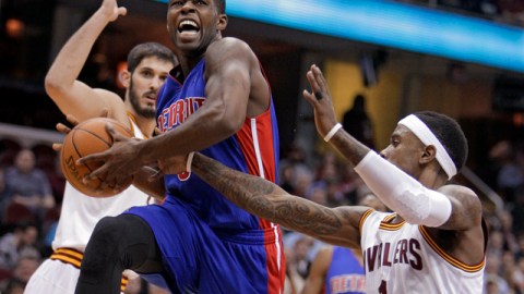 Rodney Stuckey, de los Pistones, esconde el balón a dos defensas de los Cavaliers y se dirige hacia la canasta en el primer capítulo.