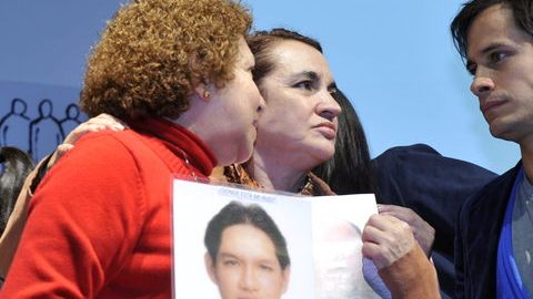 El actor Gael García Bernal dialoga con varias activistas mexicanas.