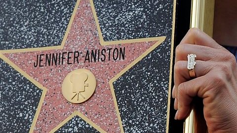 A unos cuantos pasos de donde se desplegó la alfombra roja, Jennifer Aniston recibió su estrella en el Paseo de la Fama de Hollywood.