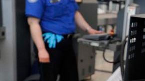 Una de las estatuillas que será entregada en la 84 edición de los Oscar.