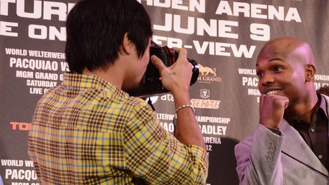 Manny Pacquiao se divierte 'jugando' al fotógrafo ante su próximo ri- val, Timothy Bradley, quien se declara listo para ganar.