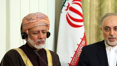 El ministro de Exteriores iraní, Ali Akbar Saleh, (der.) interviene en una rueda de prensa junto a su homólogo omaní Yusuf gin Alawi.