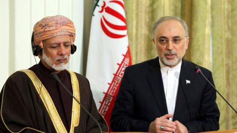 El ministro de Exteriores iraní, Ali Akbar Saleh, (der.) interviene en una rueda de prensa junto a su homólogo omaní Yusuf gin Alawi.