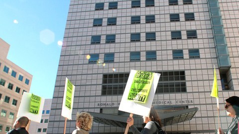 Estudiantes de la Universidad de California protestan en contra de la represión policial.